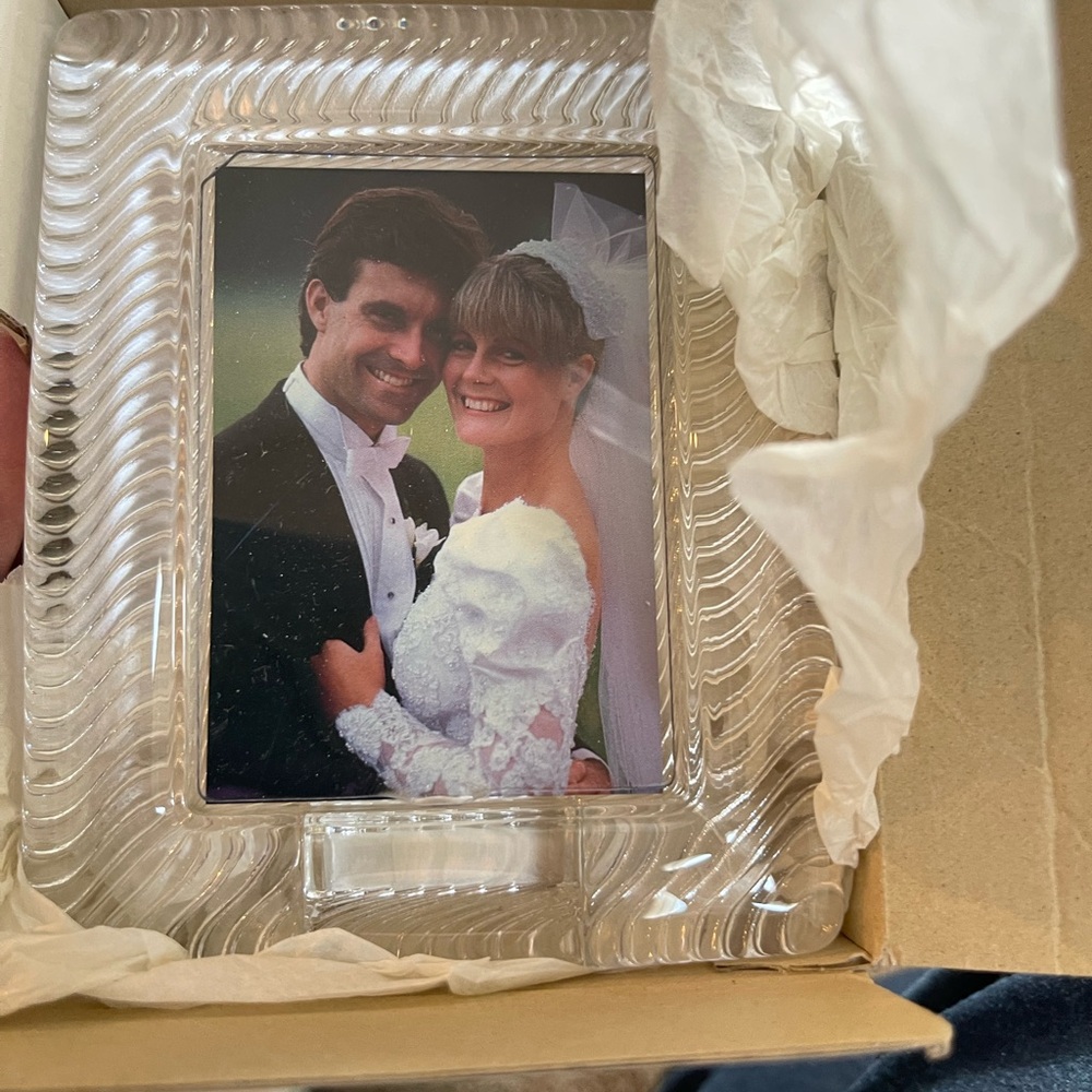 ☀️ New in the box. Beautiful picture frame by Mikasa 2x3